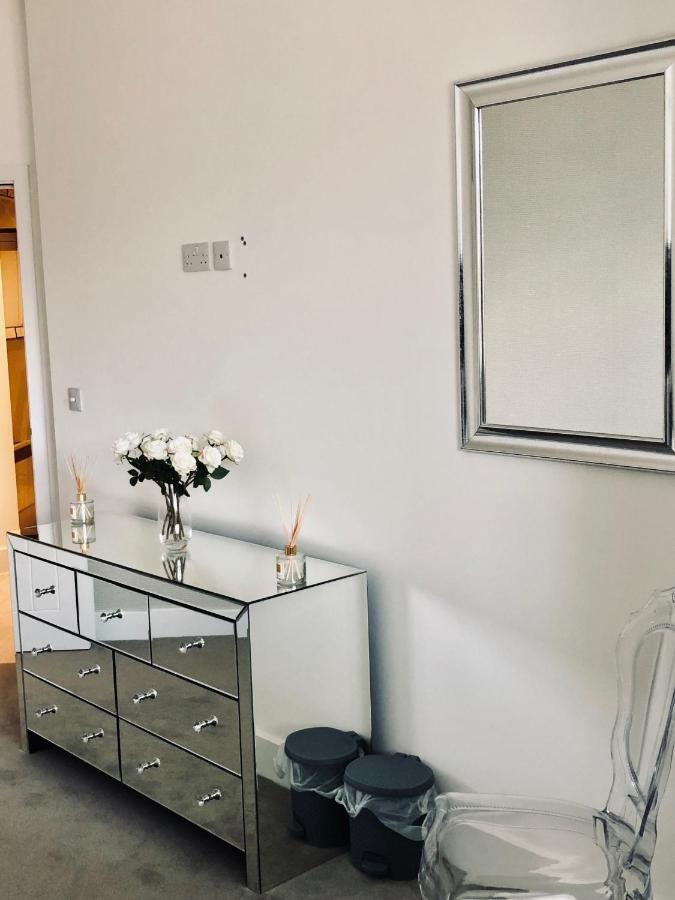 Snapos Luxury Serviced Apartment - Meridian House เบดฟอร์ด ภายนอก รูปภาพ