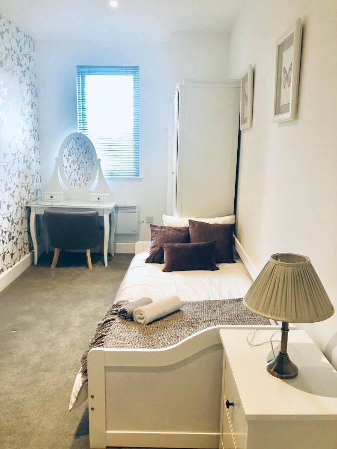 Snapos Luxury Serviced Apartment - Meridian House เบดฟอร์ด ภายนอก รูปภาพ