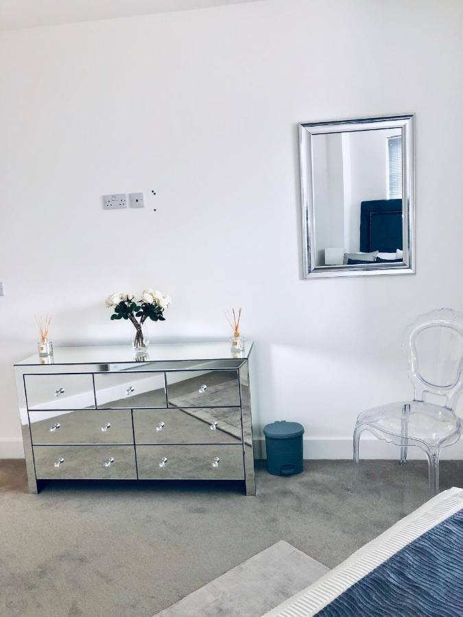 Snapos Luxury Serviced Apartment - Meridian House เบดฟอร์ด ภายนอก รูปภาพ